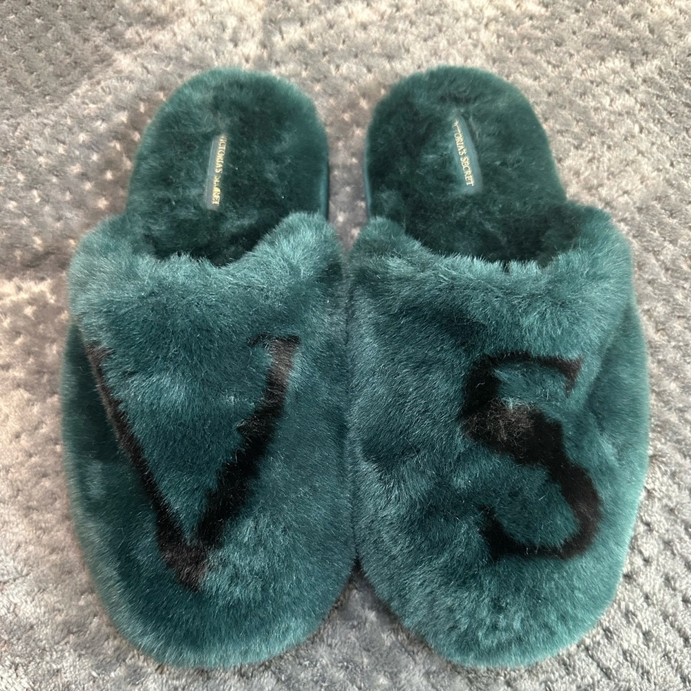 NWOT! Victoria’s Secret fuzzy slide slippers, dark green & black size large